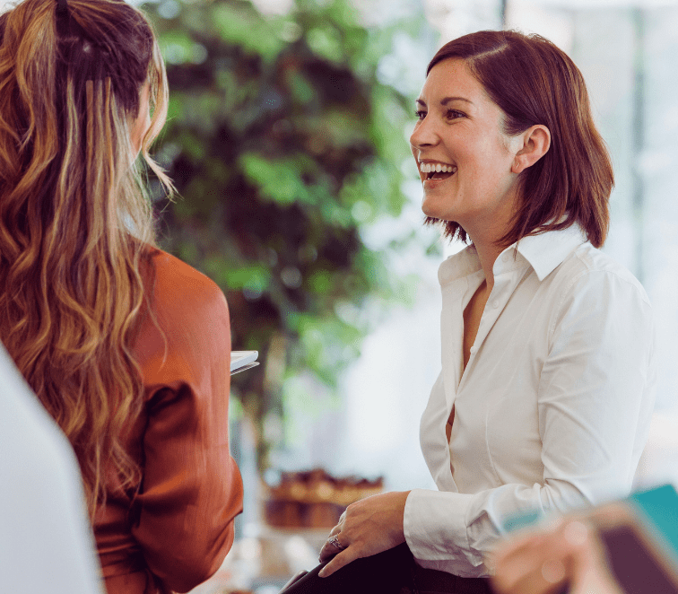 Women networking at a business event (c) Canva.com