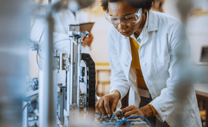 Frau in einem technischen Labor (c) Canva.com