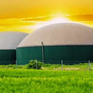 Ansicht einer Biogasanlage auf grüner Wiese (c) Canva